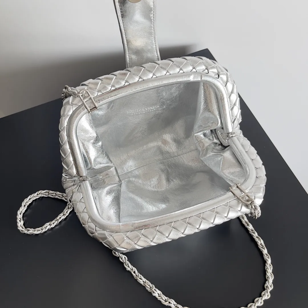 Batch 1880 BOTTEGA VENETA LAUREN 1980 small clutch bag is new! The small size that many people squat on is finally here. The self-adjustable zipper is a highlight of this bag. After being removed, it can be used as a handbag for important occasions. One bag unlocks two carrying methods at the same time. It is practical and has a unique sense of structure and beautiful lines. It is more elegant than a small cloud. It is a tribute to the classics and the pursuit of modernity. Style number: 804038 Size: 27*15*8cm